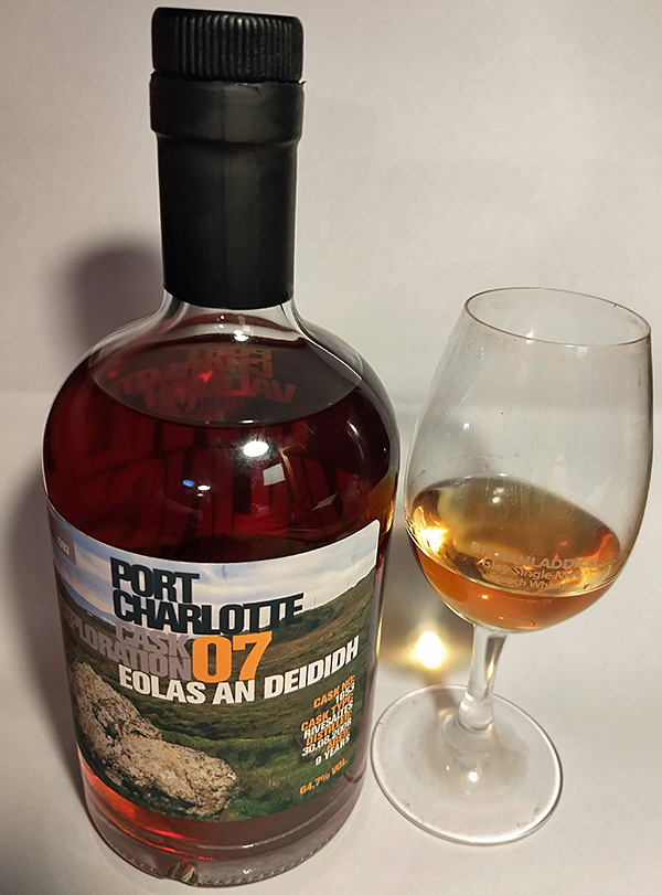 Picture of a bottle and glass of the Port Charlotte cask exploration: Eolas An Deididh 07