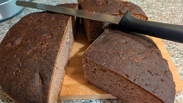 Picture of a round bread, cut into a half and two quarters